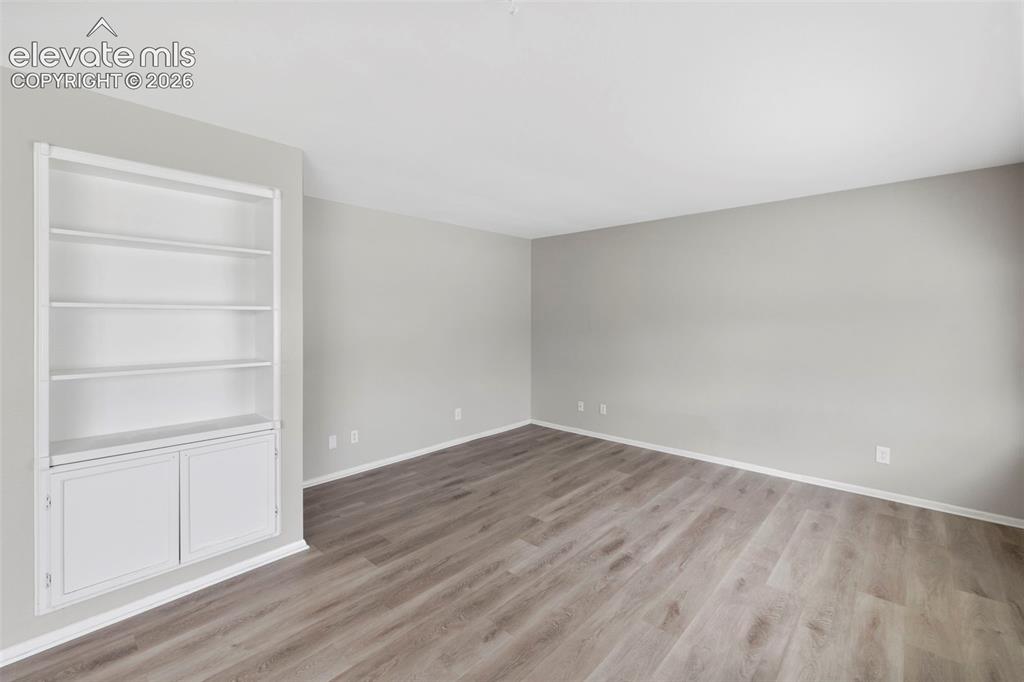 Image 8 of 50: Living Room