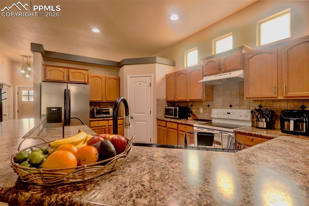 Image 8 of 26: Kitchen