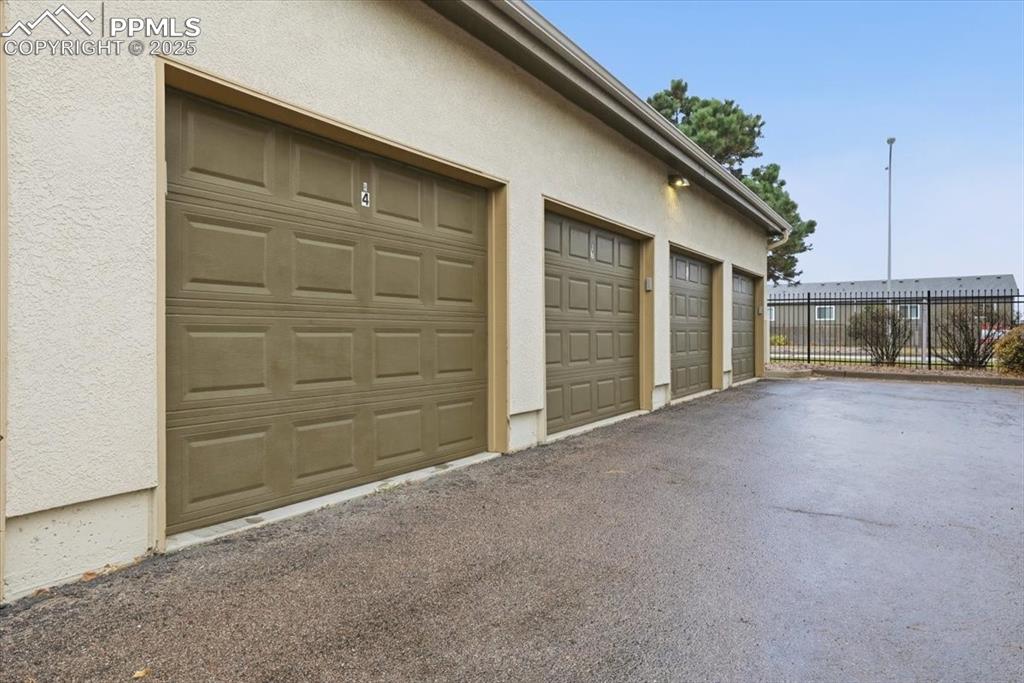 Image 21 of 28: Garage