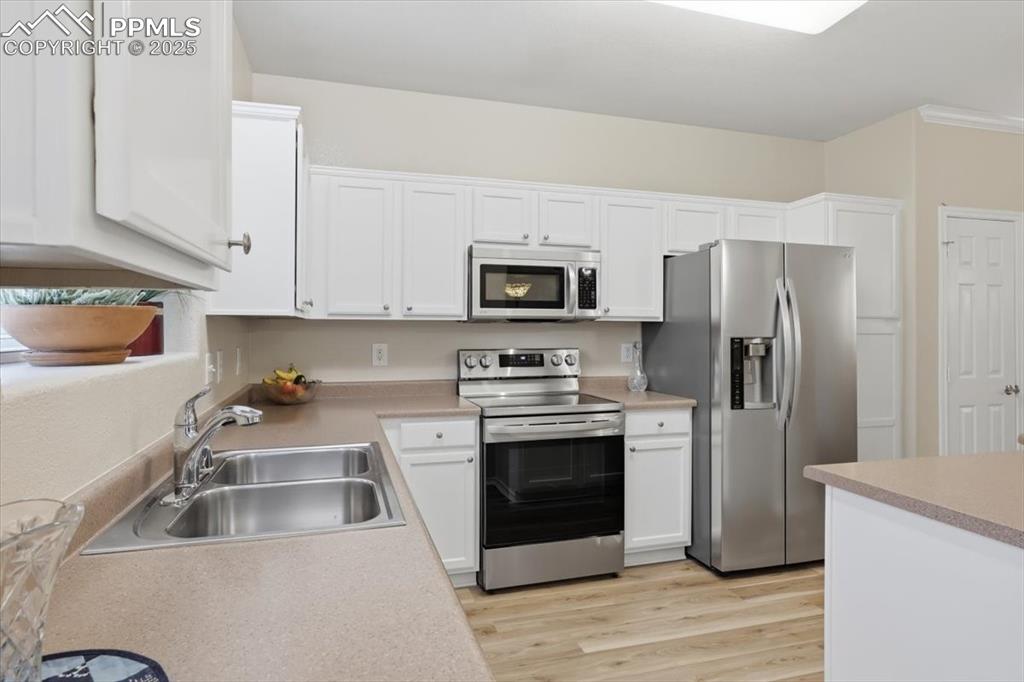 Image 6 of 28: Kitchen