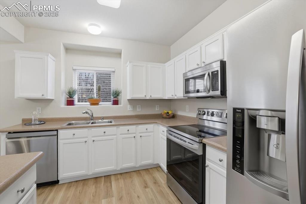 Image 7 of 28: Kitchen