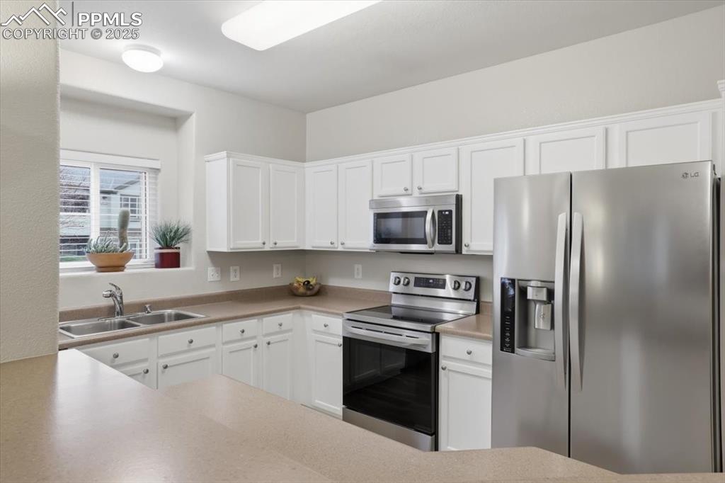 Image 8 of 28: Kitchen