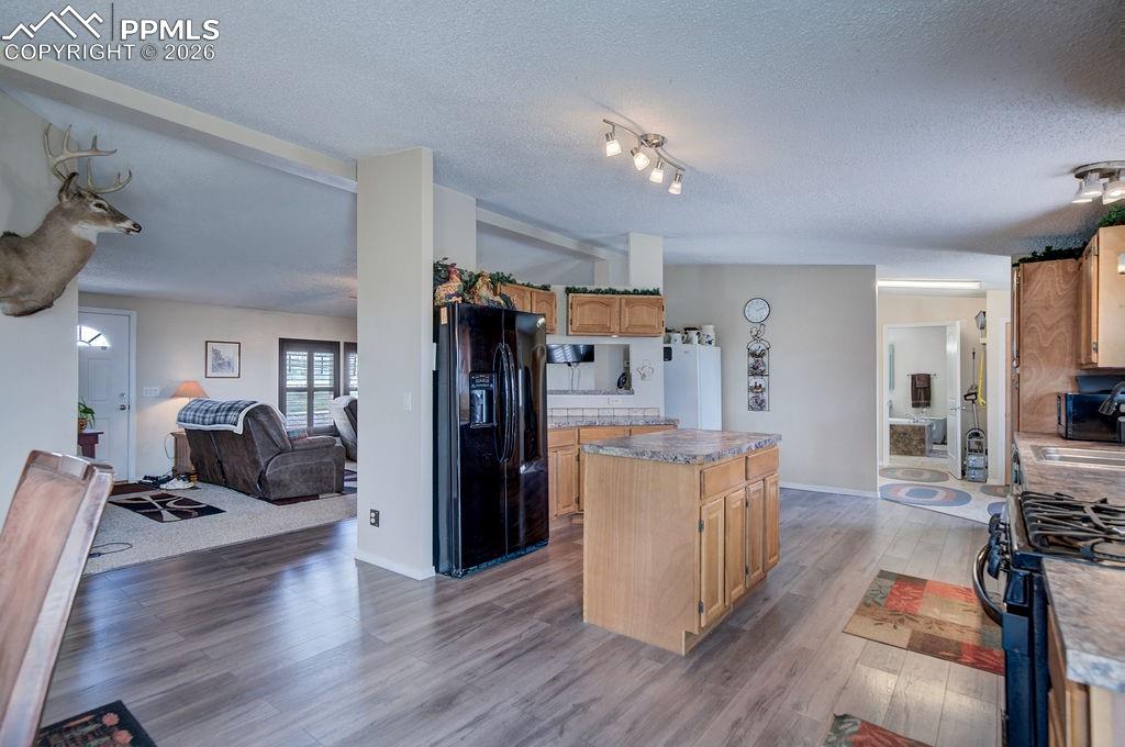 Image 16 of 39: Kitchen