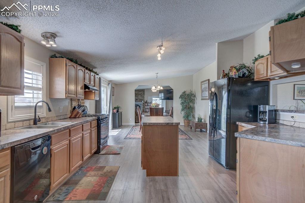 Image 17 of 39: Kitchen