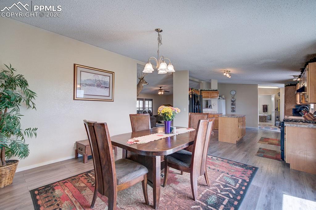 Image 19 of 39: Dining Area