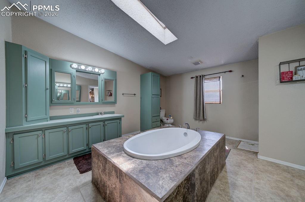 Image 32 of 39: Bathroom