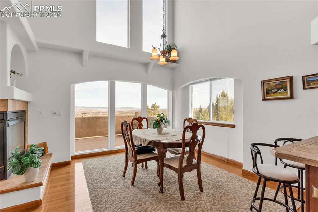 Image 14 of 49: Dining Area