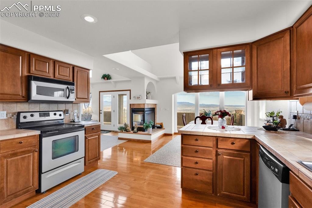 Image 21 of 49: Kitchen