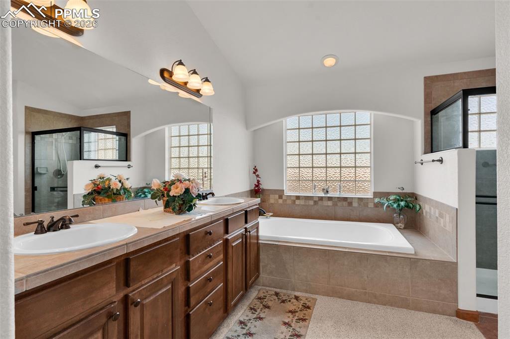 Image 26 of 49: Bathroom