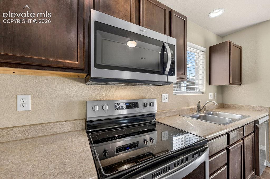 Image 18 of 43: Kitchen