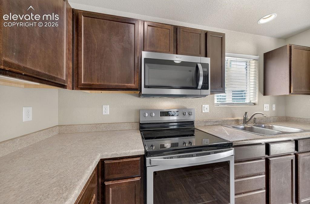 Image 22 of 43: Kitchen