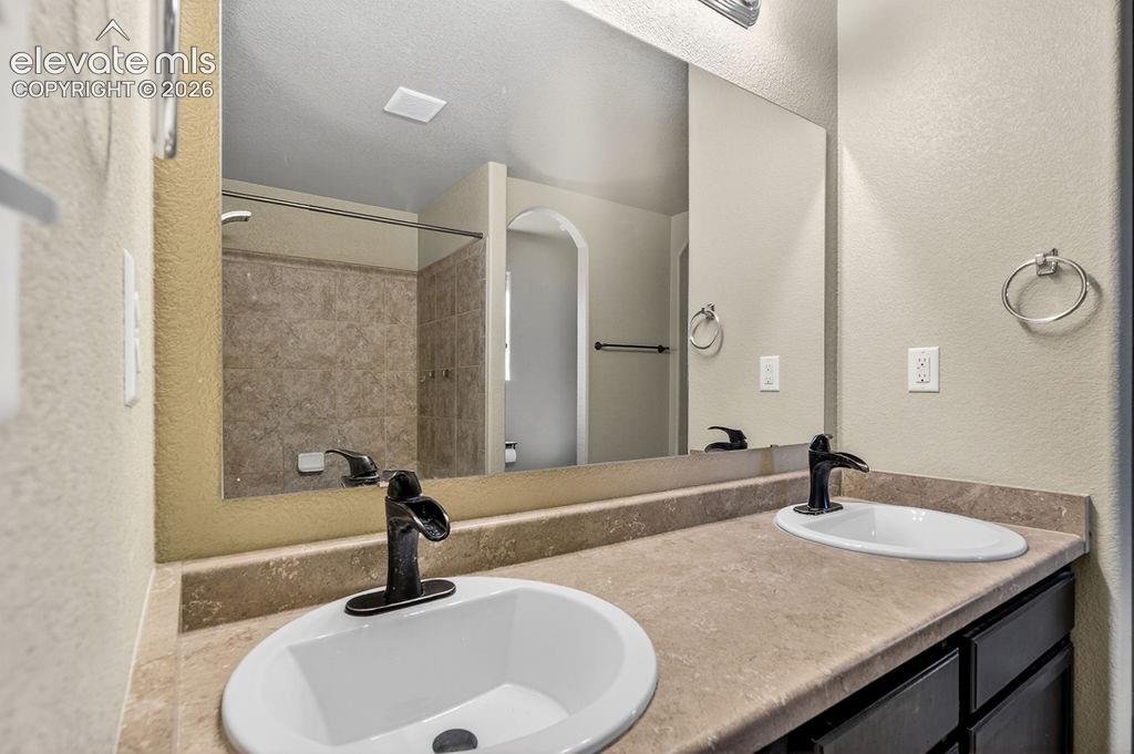 Image 34 of 43: Bathroom