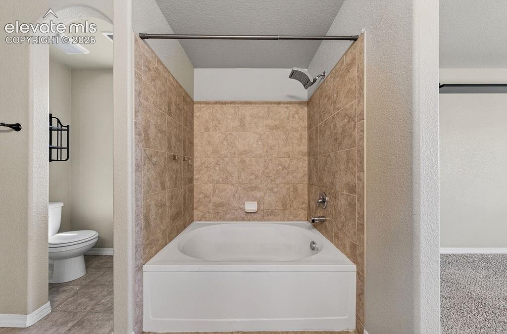 Image 35 of 43: Bathroom