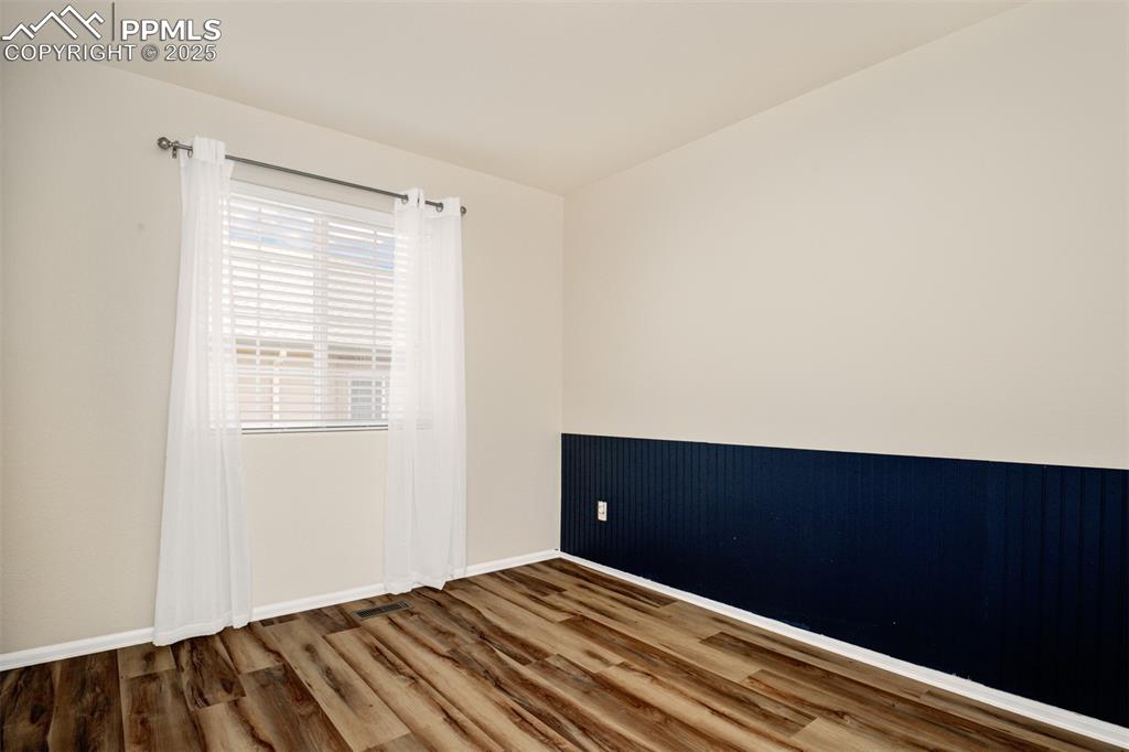 Image 22 of 26: Bedroom