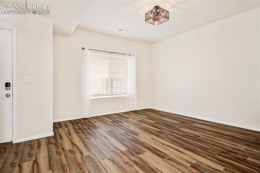 Image 7 of 26: Living Room