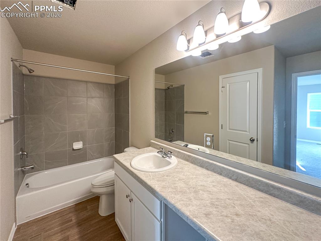 Image 21 of 30: Bathroom