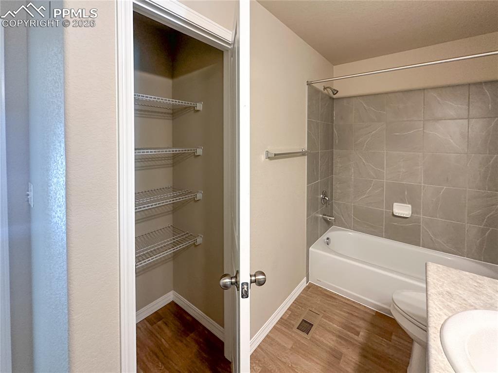 Image 22 of 30: Bathroom