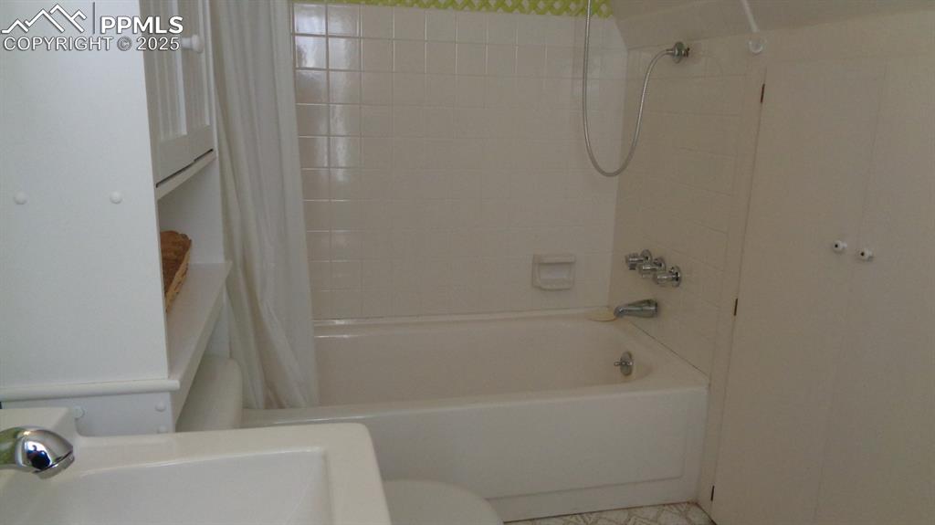 Image 17 of 26: Bathroom