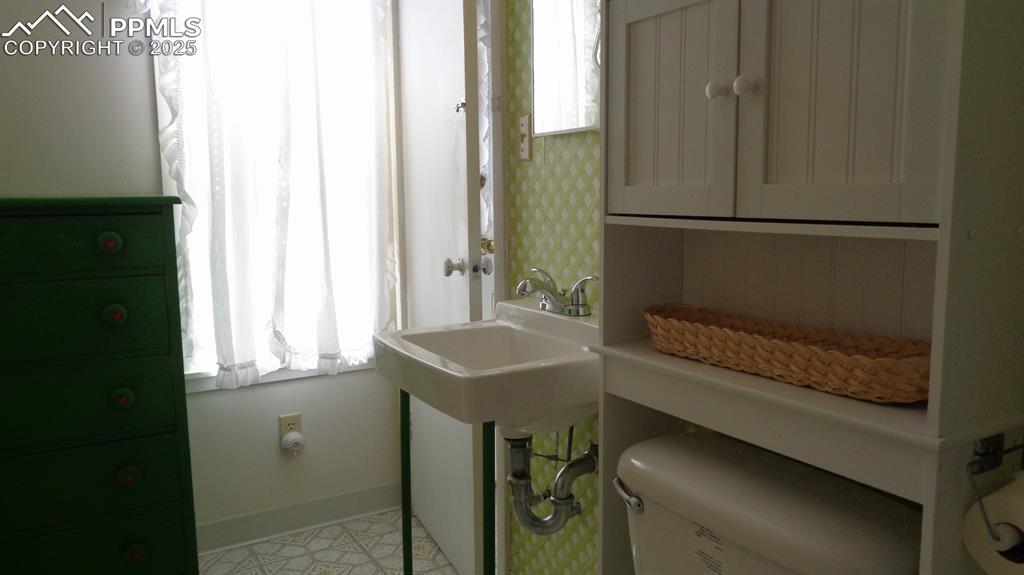 Image 18 of 26: Bathroom