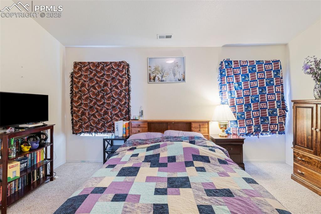 Image 14 of 26: Bedroom