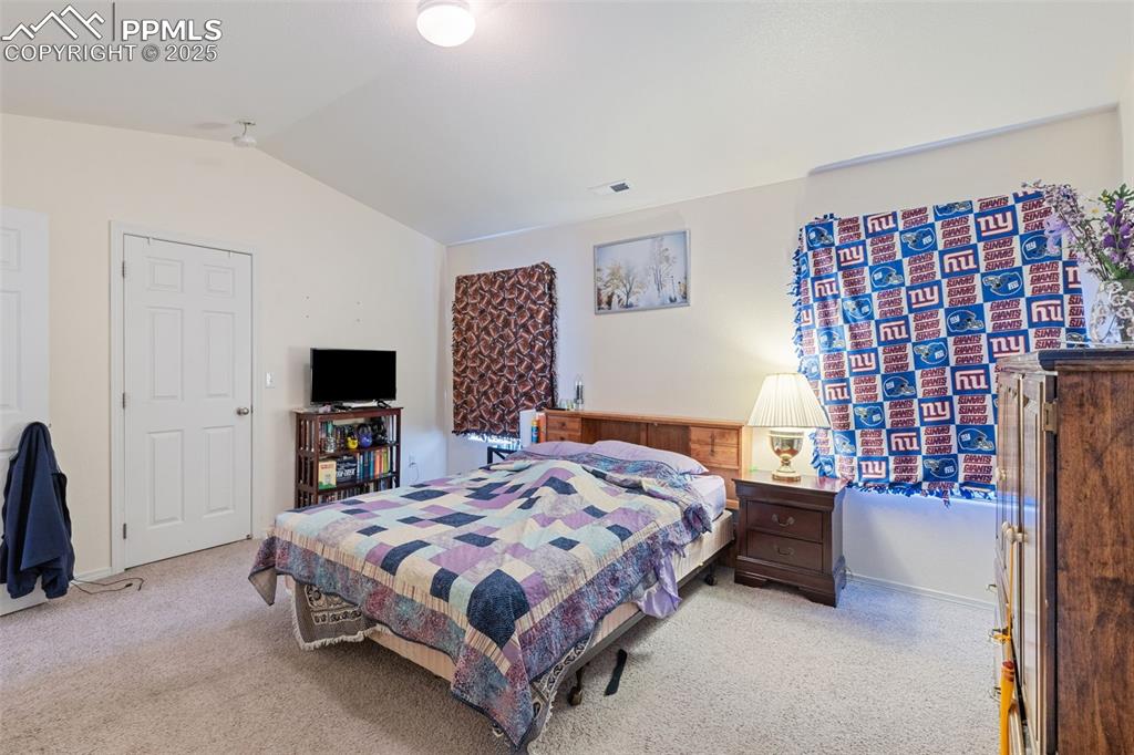 Image 17 of 26: Bedroom