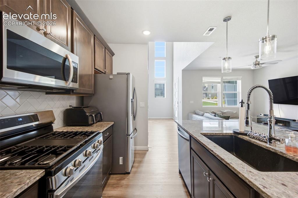Image 15 of 45: Kitchen