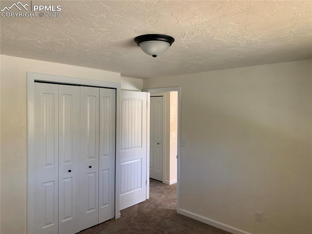 Image 13 of 32: Living Room