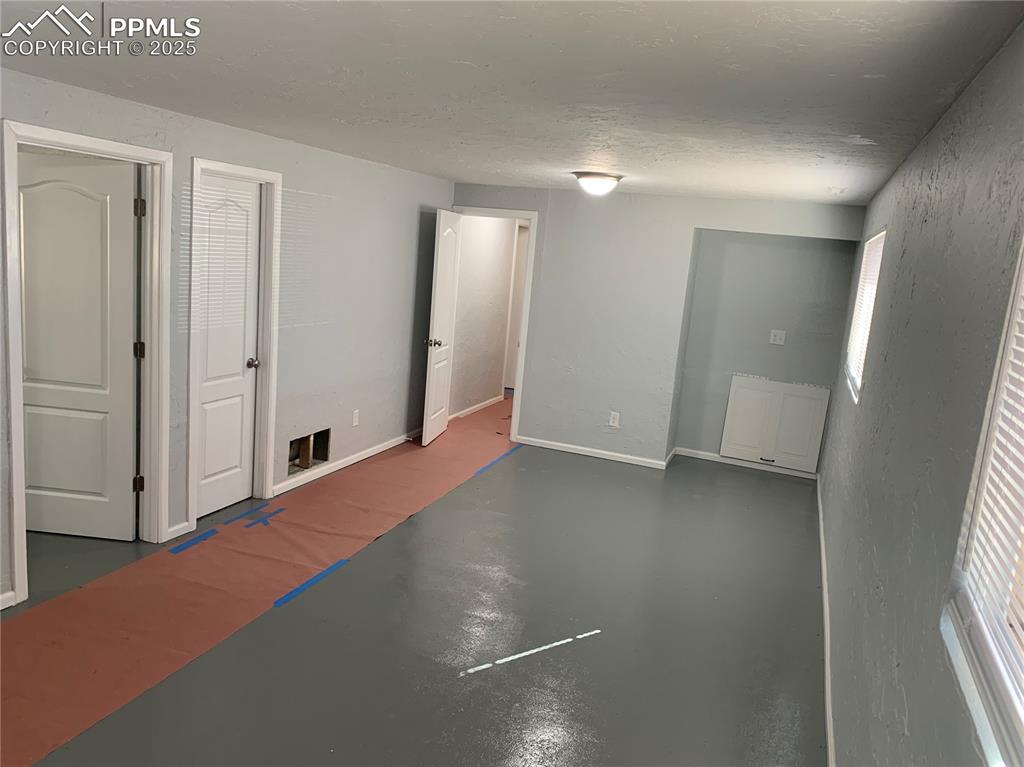 Image 23 of 32: Family Room