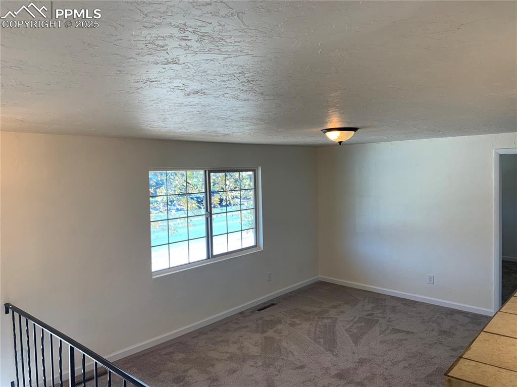 Image 7 of 32: Living