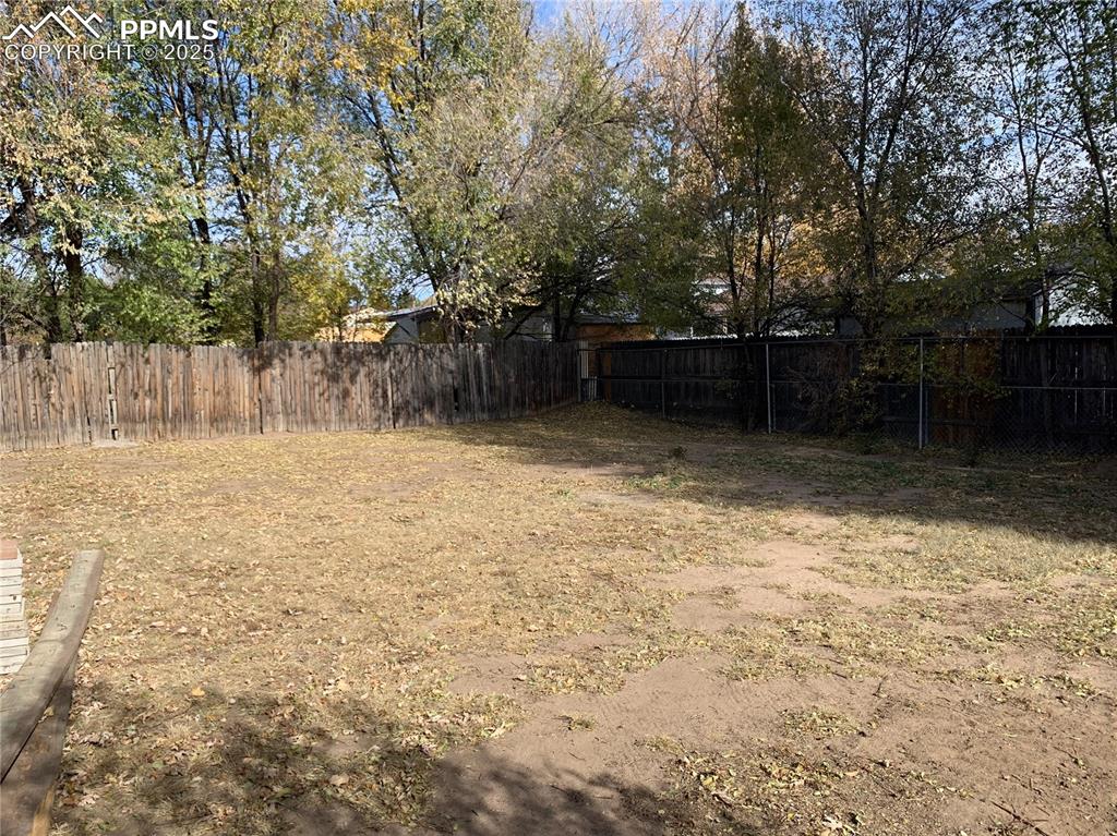 Image 9 of 32: View of yard