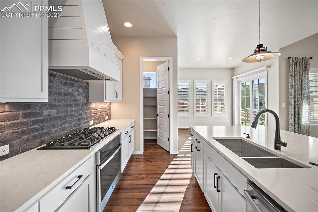 Image 10 of 48: Kitchen