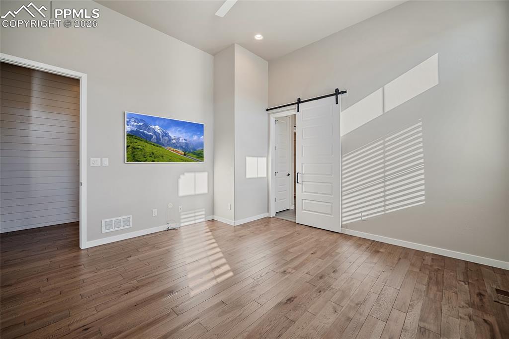 Image 21 of 48: Bedroom