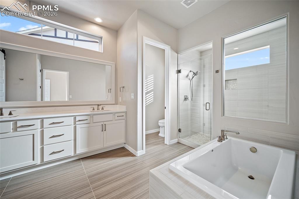 Image 22 of 48: Bathroom