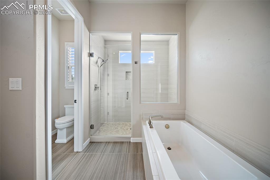 Image 23 of 48: Bathroom