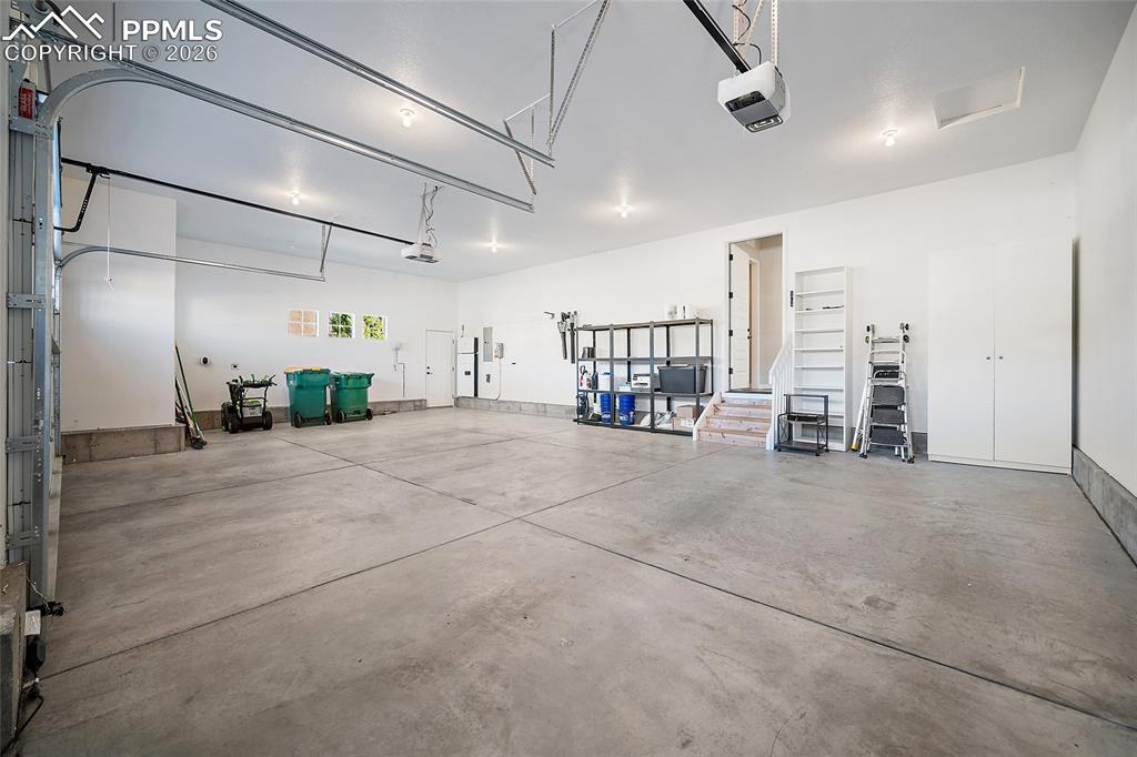 Image 29 of 48: Garage