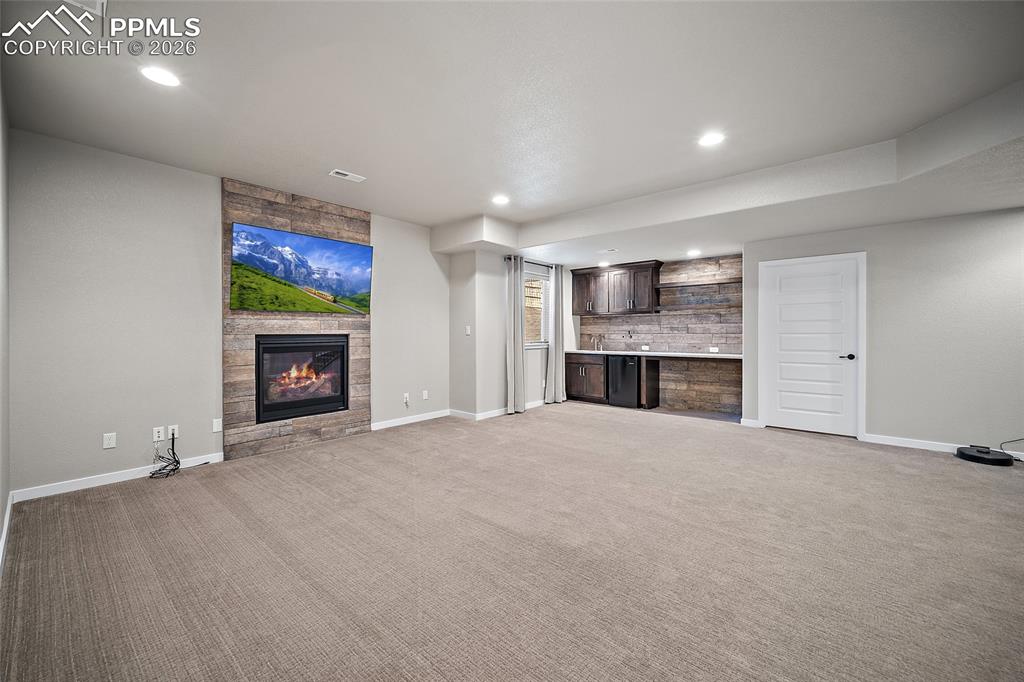 Image 33 of 48: Living Room