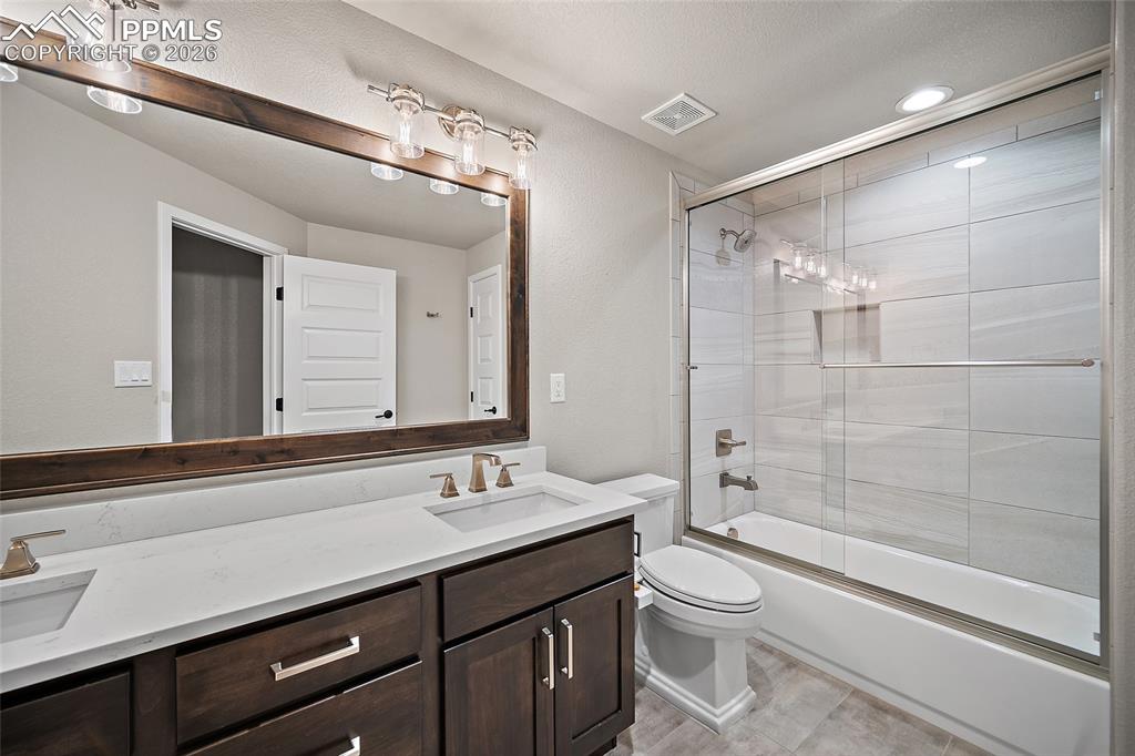 Image 36 of 48: Bathroom