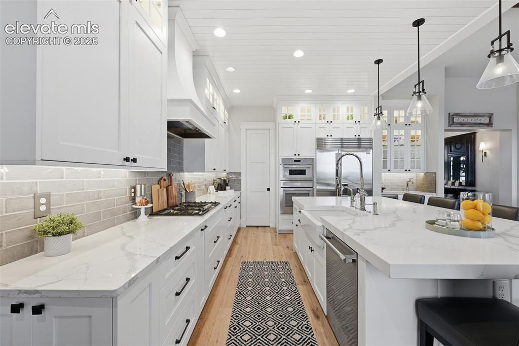 Image 19 of 50: Kitchen