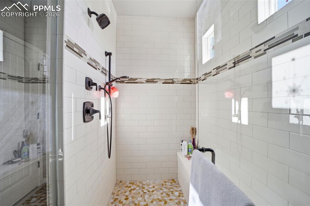 Image 21 of 47: Bathroom