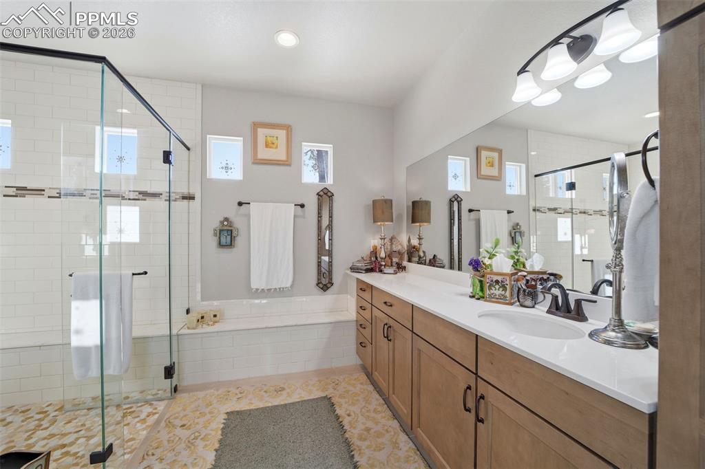 Image 22 of 47: Bathroom