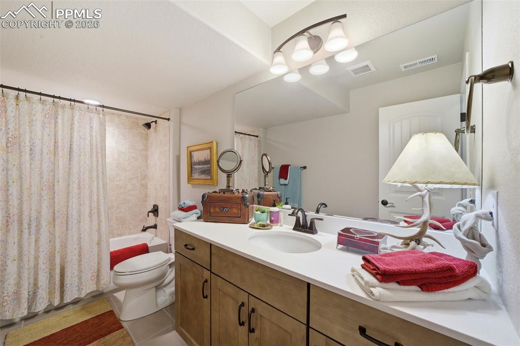 Image 25 of 47: Bathroom