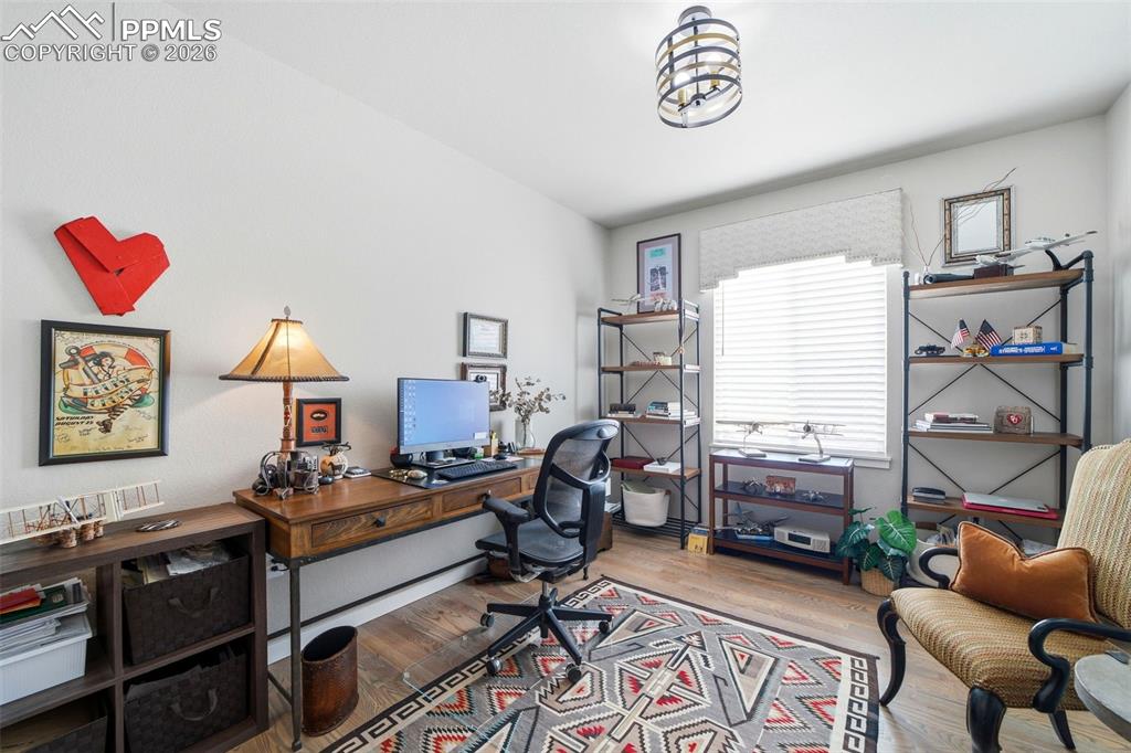 Image 27 of 47: Office