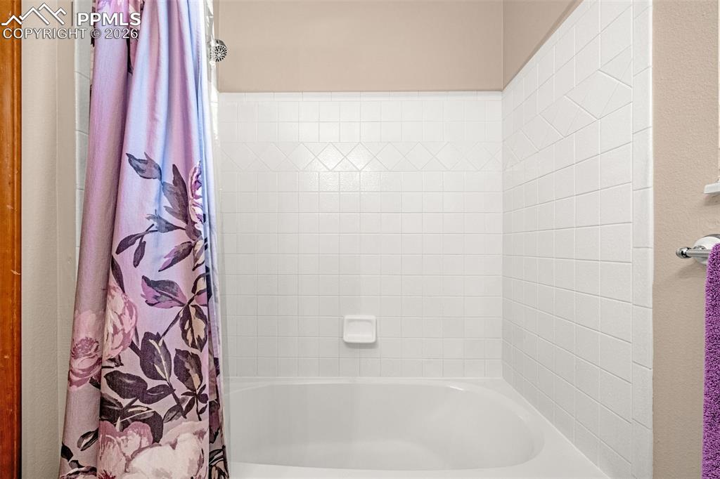 Image 10 of 33: Bathroom