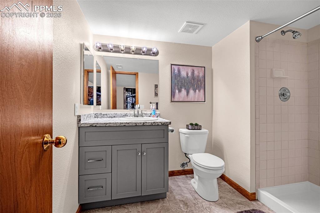 Image 24 of 33: Bathroom