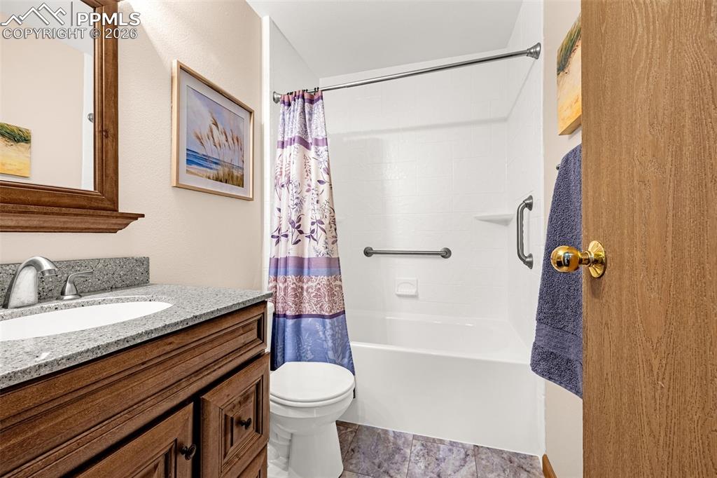 Image 9 of 33: Bathroom