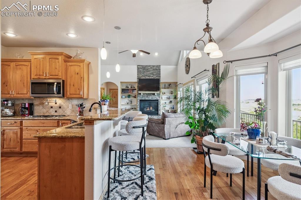 Image 16 of 32: Kitchen nook