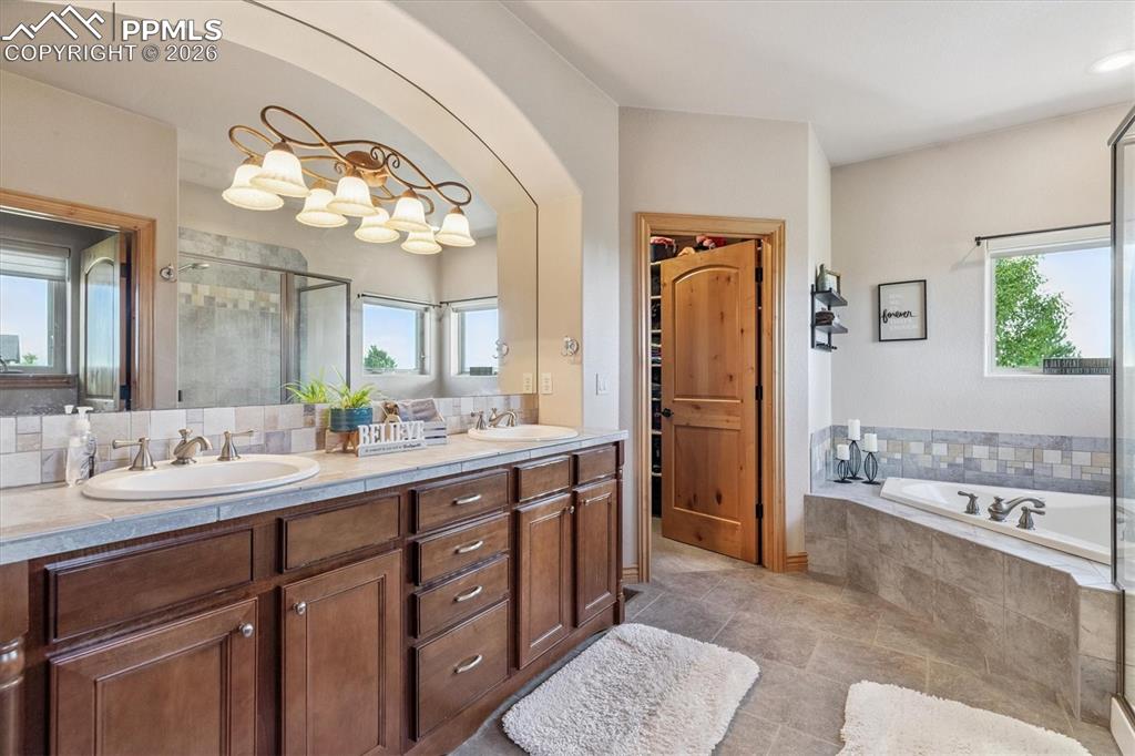 Image 20 of 32: 5 piece primary bath