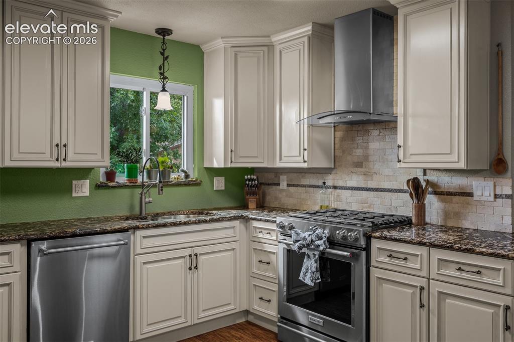 Image 10 of 50: Kitchen