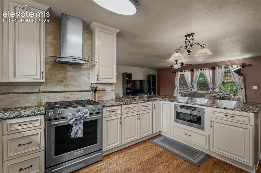 Image 11 of 50: Kitchen