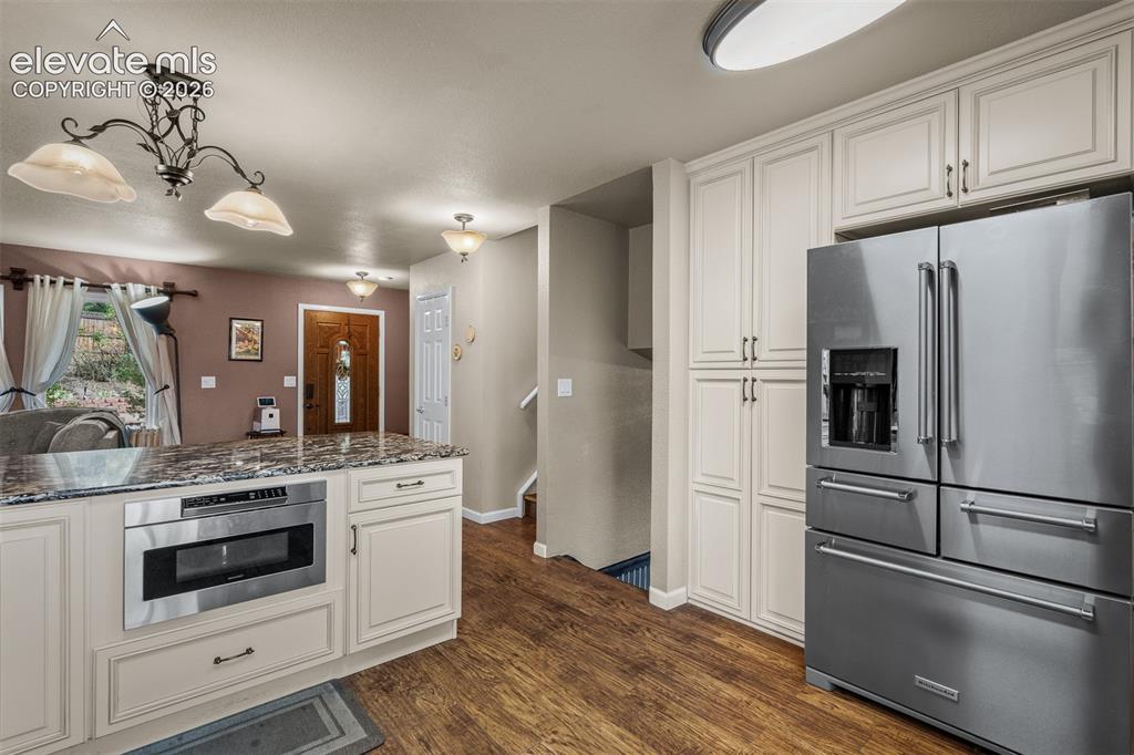 Image 12 of 50: Kitchen